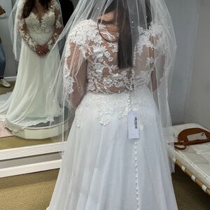 Elegant Lace Wedding Dress in White
